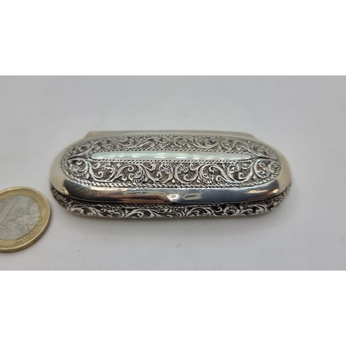 743 - A super silver snuff box with acanthus leaf design, length 8cm. Continental marks. In good order. 26... 