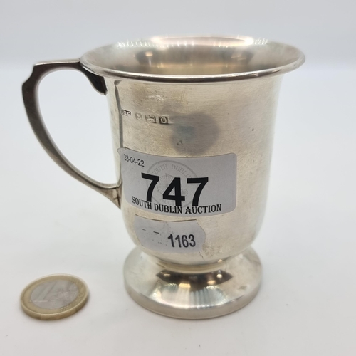 747 - A sterling silver Christening mug, with initials HRW, 1939. Dimensions 8 x 7cm. Weight 70.55g. Hallm... 