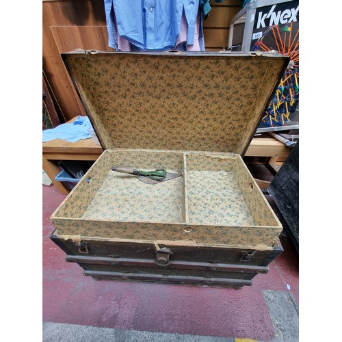 314 - A beautiful antique wooden trunk with steel and oakwood banding. With removable interior tray. Inter... 