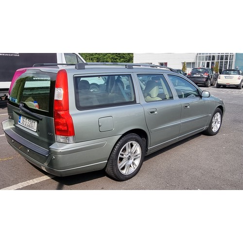 740 - Motor Car : Volvo 2006 V70 2.0T Se 5 Dr. Antique dealers special. Green Volvo estate with lots of ex... 