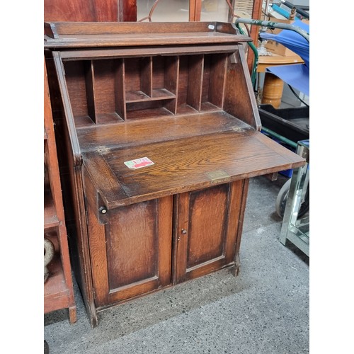 583 - A good quality vintage Tobacco oak writing bureau, with gallery back, seven pigeon holes to interior... 