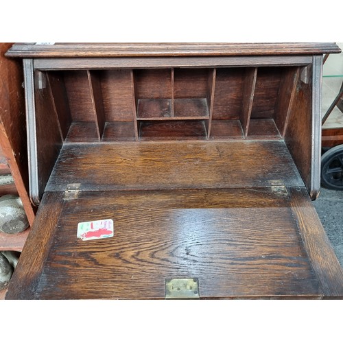 583 - A good quality vintage Tobacco oak writing bureau, with gallery back, seven pigeon holes to interior... 