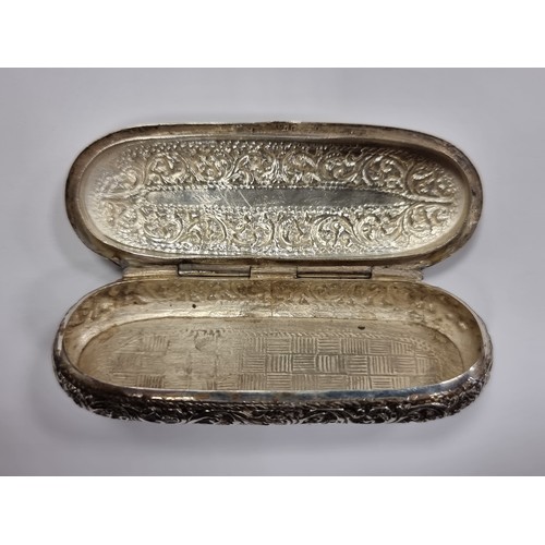 743 - A super silver snuff box with acanthus leaf design, length 8cm. Continental marks. In good order. 26... 