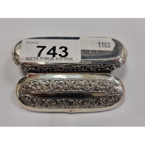 743 - A super silver snuff box with acanthus leaf design, length 8cm. Continental marks. In good order. 26... 