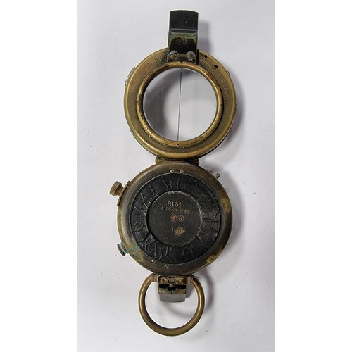 736 - An antique WWI verner pattern brass compass dating to 1918. In original genuine felt lined leather p... 