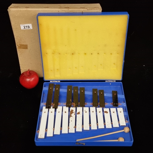 219 - A vintage adjustable 20 note xylophone instrument, in a hard blue carry case. With a pair of wooden ... 