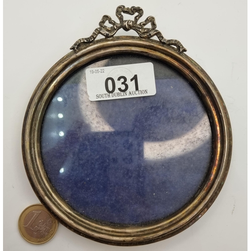 31 - A beautiful Victorian oval glazed silver photo frame, hallmarked Sheffield 1894 and makers mark stat... 