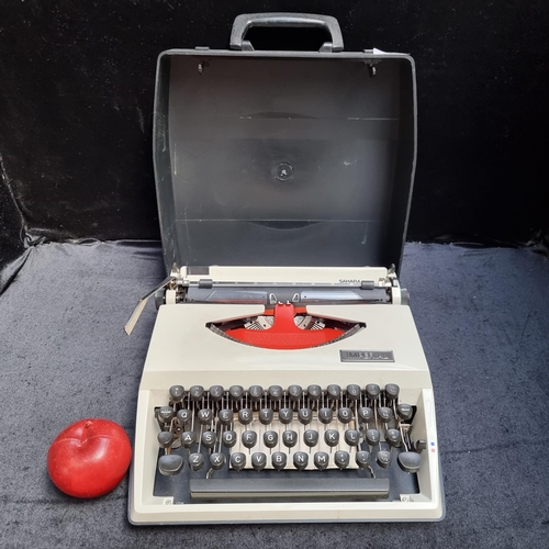 346 - A beautiful Imperial Sahara portable typewriter in excellent condition. The typewriter is hardly use... 