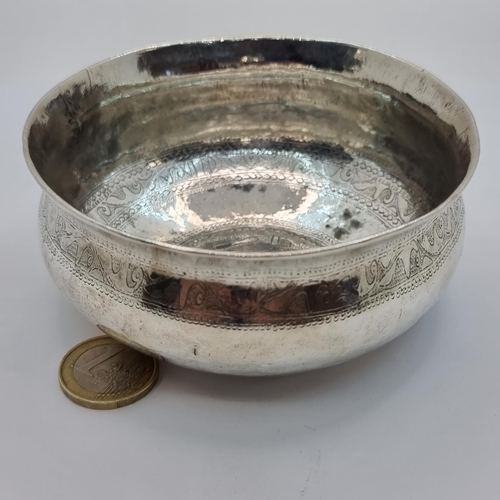39 - A hammered Indian silver portpourri bowl, with pretty Indian design to piece. Diameter: 10cm x Heigh... 