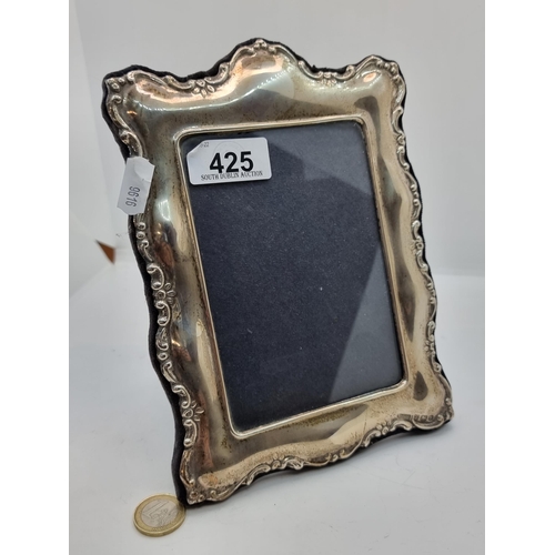 425 - A vintage photo frame in sterling silver, hallmarked Birmingham. With an attractive scalloped detail... 