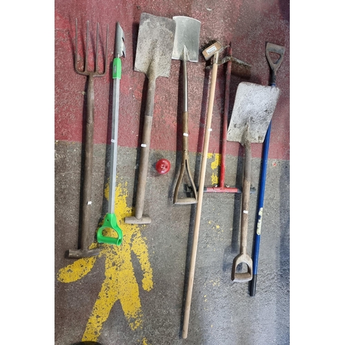 803 - A collection of eight gardening tools consisting of shovels, hoes, spades and more, including one Jo... 