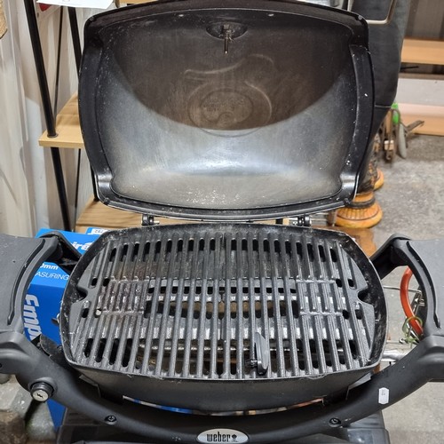 379 - A lovely Weber baby BQ9841238 portable gas bbq with temperature gauge and fold out preparation count... 