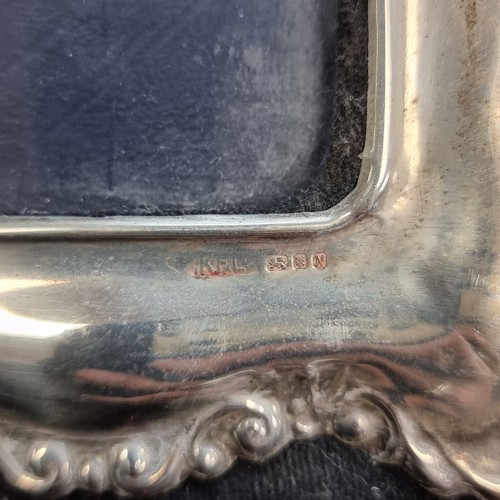 423 - A sterling silver (hallmarked Sheffield) glazed and velvet lined photo frame, with internal measurem... 