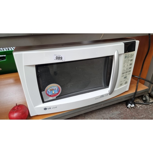 89 - A LG Grill Wavedom microwave oven with 850W.