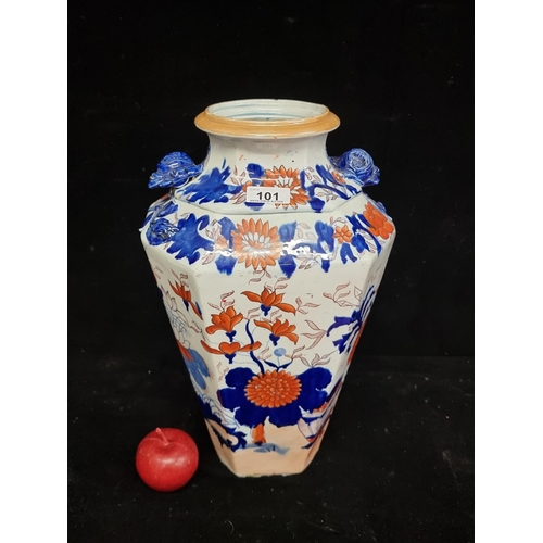 101 - A stunning example of a large antique Chinese vase in an attractive imari pattern in shades of blue ... 