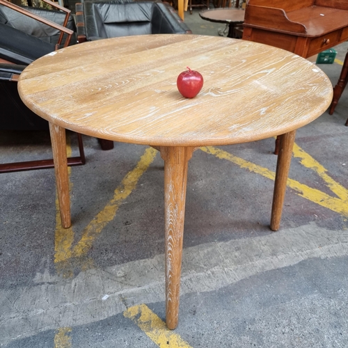 301 - A lovely round oak dining table in a minimalist design with tapered legs. 
DM H75/W100 cm