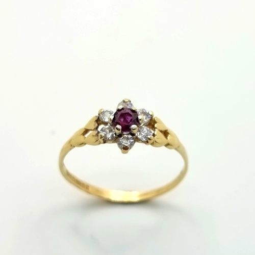 422 - A very pretty 9ct Garnet stone ring, with six stone gem set surround. Size: P, Weight: 1.3 grams.