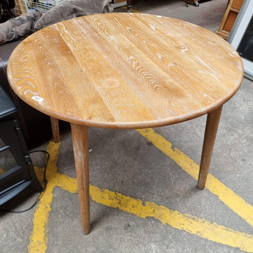 307 - A lovely solid oak round kitchen table.