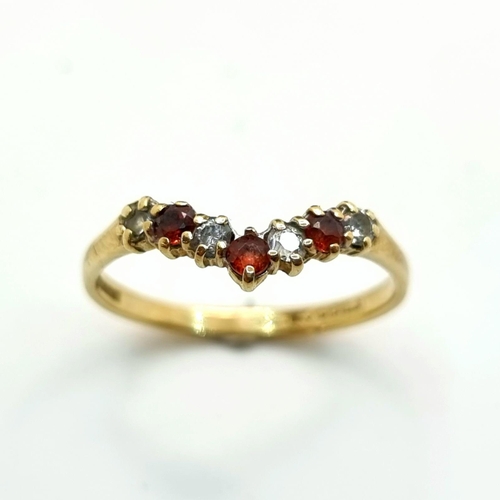 415 - A striking 9ct gold Diamond and Garnet stone ring in a nice wish-bone setting. Ring size: O. Weight:... 