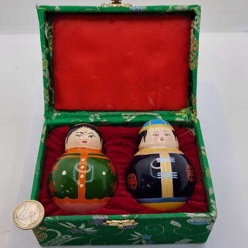 430 - A pair of Japanese Kishu-bina newly wed couple dolls. These dolls originate from Wakayama, Japan and... 