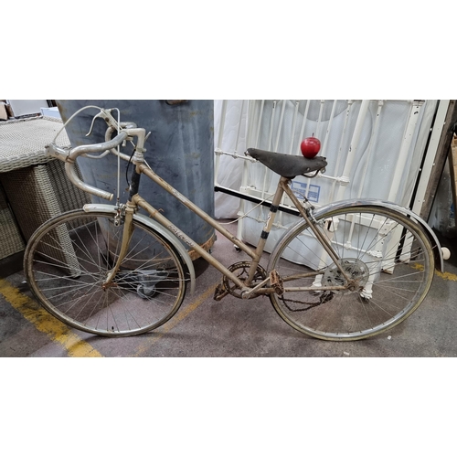 650 - A vintage Raleigh Medale ladies bicycle with original leather saddle.