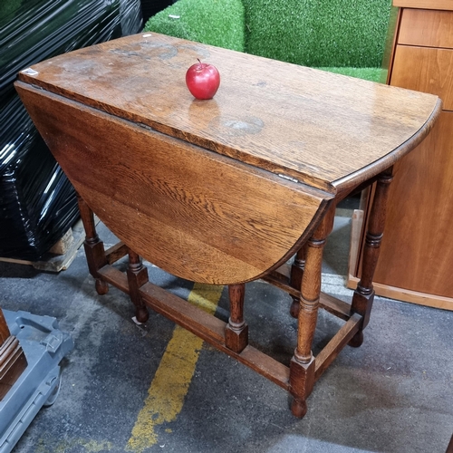 656 - A very handsome Edwardian oak gateleg drop leaf table with turned stretcher supports.