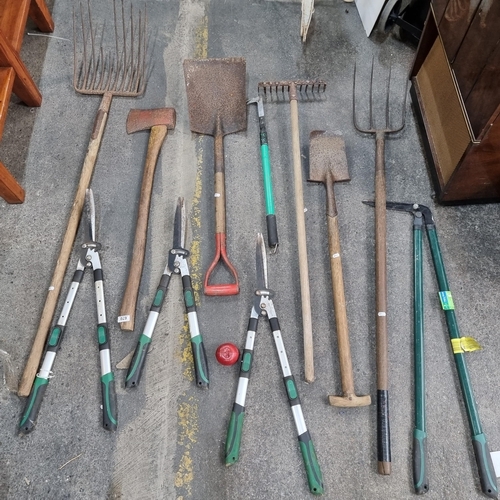 670 - A selection of eleven good quality gardening tools including shovels, rakes and secateurs, pitch for... 