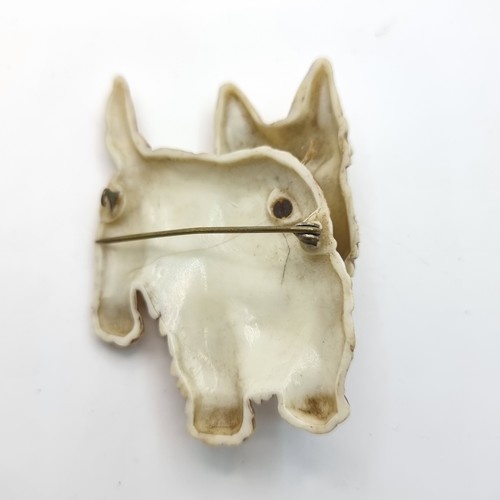 285 - A very cool 1950s bakelite large brooch in the form of a  Scottie dog with head that pivots.