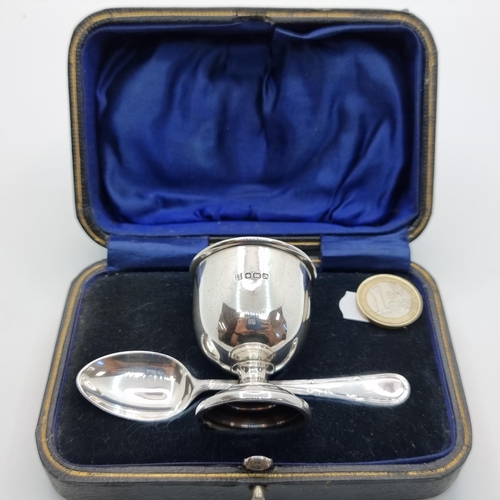 32 - A beautiful egg cup and spoon set, encases in its original presentation case. Hallmarked Sheffield, ... 