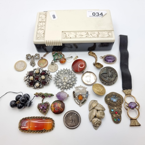 34 - A great collection of assorted antique and vintage jewellery items (20 in total). This collection in... 