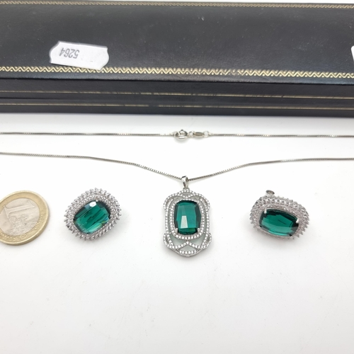 41 - A matching set of green polished stone jewellery, consisting of a pendant and chain (length of chain... 