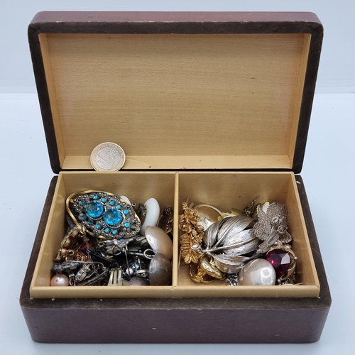 44 - A large collection of assorted jewellery items, consisting of various brooches, rings, medallion and... 