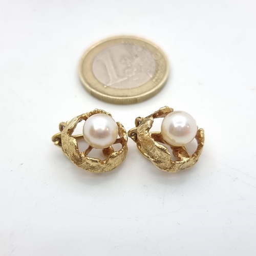 59 - A very pretty pair of 14ct gold pearl set clasp earrings. Total weight: 7.70 grams.