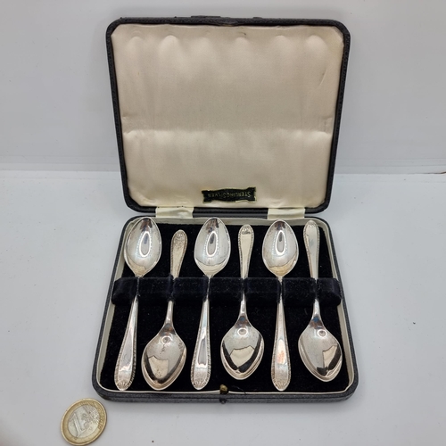 769 - A vintage set of 6 sterling silver teaspoons made by Viner, Sheffield dating to 1950. Held in a velv... 