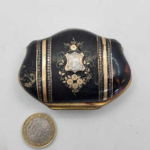 782 - A delightful vintage coin purse with black laquer finish and brass detailing creating a floral emble... 