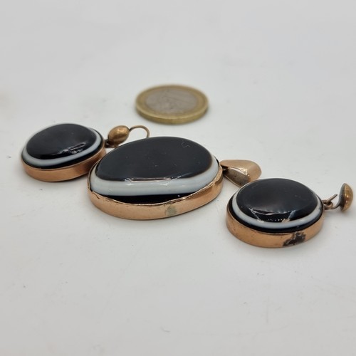 38 - A polished Onyx stone pendant, together with a pair of matching earrings (suitable for stud ears). P... 
