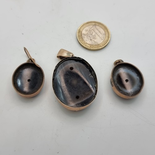 38 - A polished Onyx stone pendant, together with a pair of matching earrings (suitable for stud ears). P... 