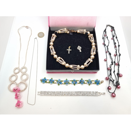 533 - A collection of assorted costume jewelry, consisting of three necklaces, this includes a sterling si... 