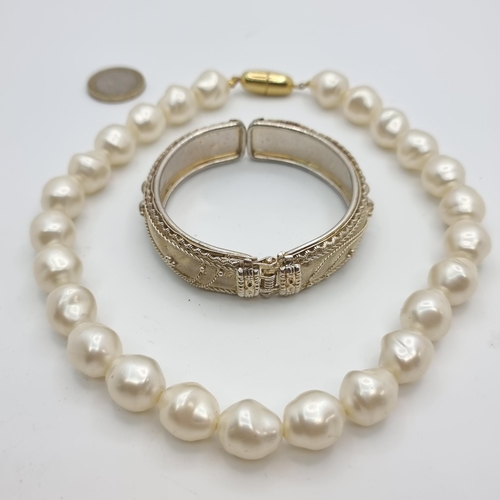 535 - A very good example of a vintage Fresh Water Pearl choker necklace, with barrel set screw fitting cl... 