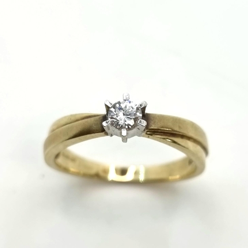 538 - A 9ct gold white Topaz twist mount Solitaire ring. Size: O, with a weight of 2.45 grams. A very pret... 