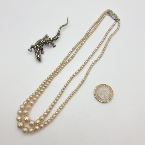 540 - A vintage two row graduated Pearl necklace, this example is in excellent condition with a fine fitte... 