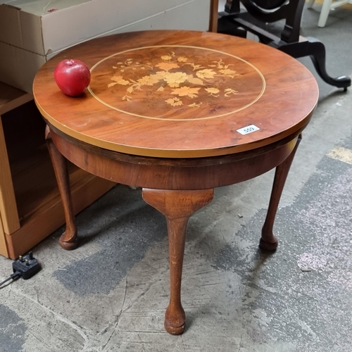 559 - A very elegant circular occasion table with beautiful floral marquetry inlay, raised on four cabriol... 