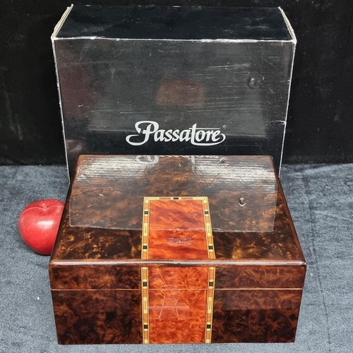 216 - Star lot : A Passatore brand cigar humidor. In a beautiful, high gloss burl walnut and mahogany inla... 