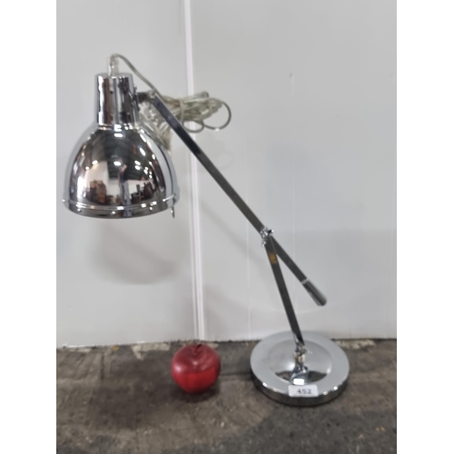 452 - A charming, adjustable desk lamp in a reflective chrome finish. With a maximum of 60W and a two pin ... 