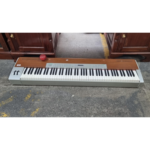 454 - A Suzuki SS100 88 key digital piano keyboard. Featuring 128 GM Stereo & 3D Instrument Sounds. Full s... 