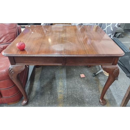 473 - A beautiful red mahogany Edwardian dining table with substantial cabriole legs and clam shell relief... 