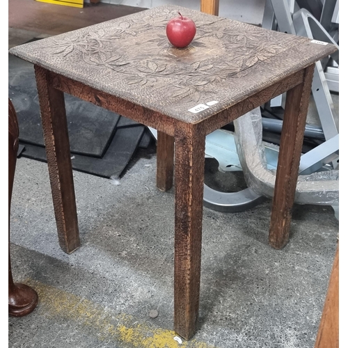 475 - A beautifully hand crafted vintage side table, with a profuse oak leaf carving throughout. Mm: 60 cm... 