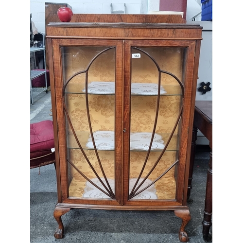 562 - A really good example of an Art Deco display cabinet, crafted from Golden Oak and depicts nicely sca... 