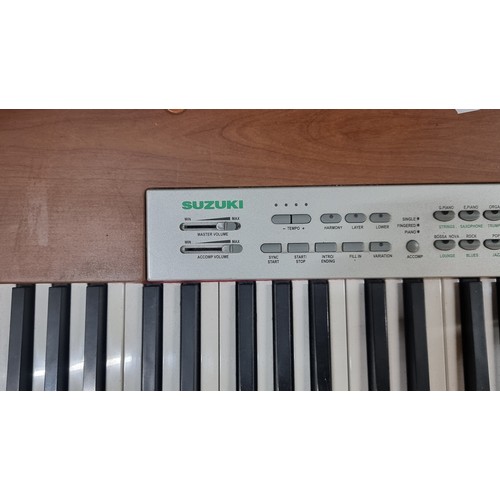 454 - A Suzuki SS100 88 key digital piano keyboard. Featuring 128 GM Stereo & 3D Instrument Sounds. Full s... 