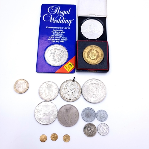21 - A great collection of coins, consisting of four U.K Commemorative coins, two Papal examples, two Iri... 
